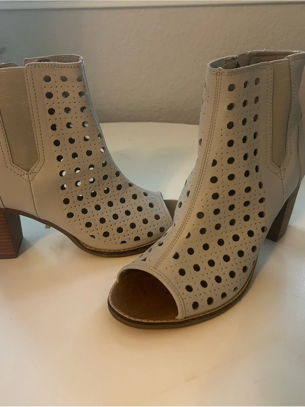 Tom’s Women's Open-Toe Perforated Ankle Boot - Light grey